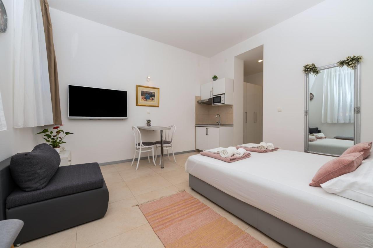 Urban Apartment *